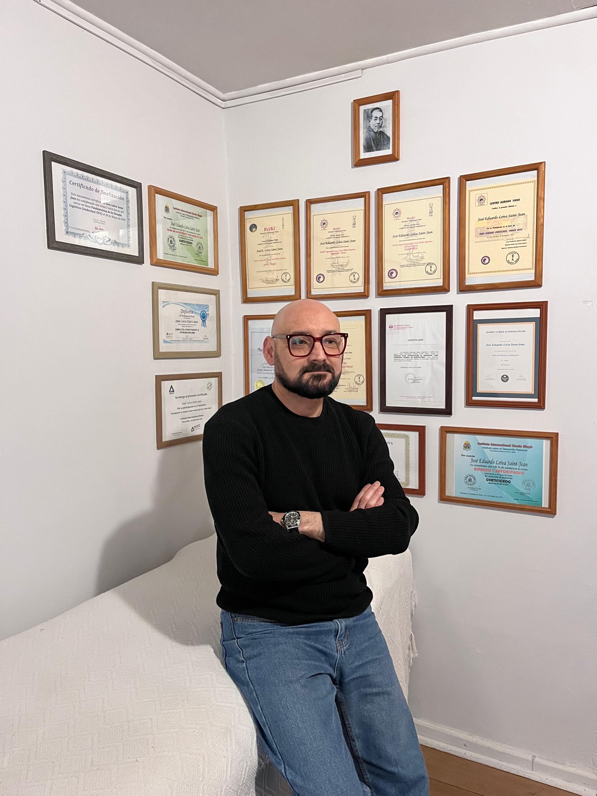 Terapeuta con sus certificados